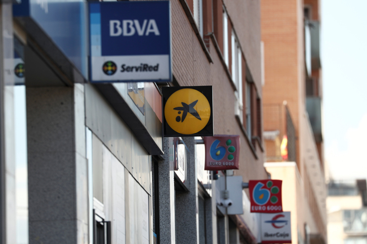 Varias oficinas bancarias en una calle de Madrid. REUTERS/Sergio Perez