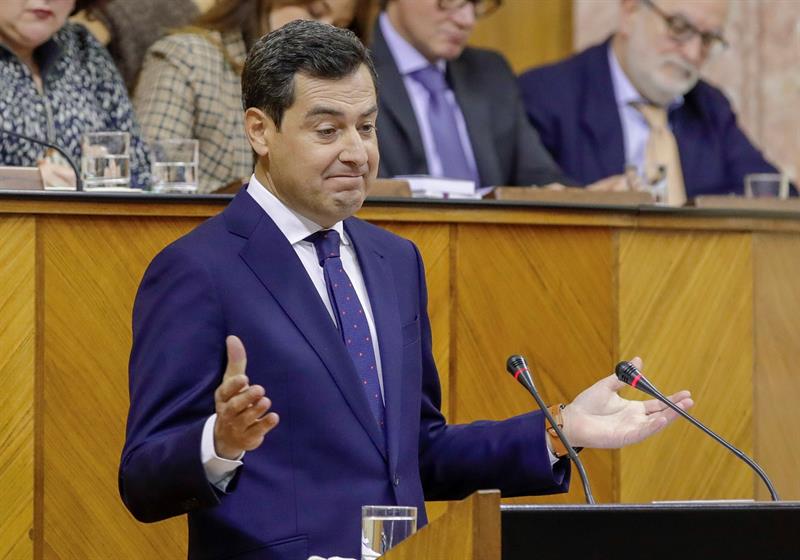 El candidato del PP a presidir la Junta, Juanma Moreno, durante su discurso de investidura en el Parlamento andaluz . EFE/Julio Muñoz