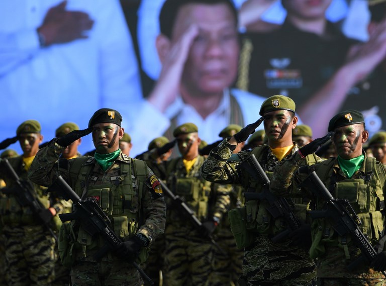 Soldados de Filipinas durante el 121 aniversario de la fundación del Ejército del país, en Manila, el 20 de marzo de 2018. - AFP