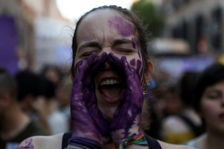 Una joven grita en una manifestación en Madrid contra la violencia machista. REUTERS/Susana Vera