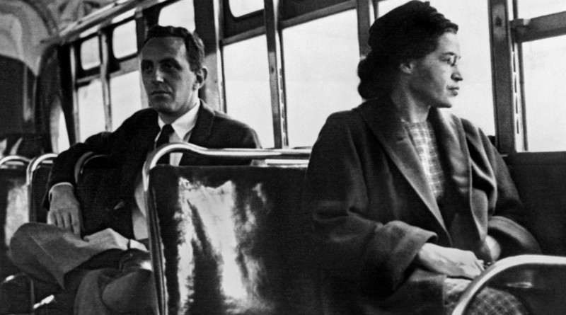 Rosa Parks, en el autobús de Montgomery, Alabama desde el que empezó su protesta contra la segregación