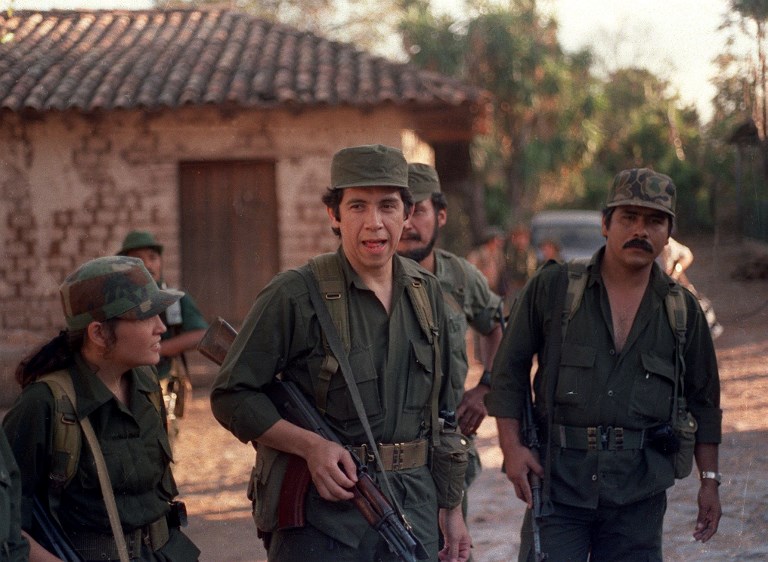 Una imagen de marzo de 1988 del entonces gerrillero Joaquin Villalobos, en El Salvador acompaña por Jorge Melendez (d) y Mercedes Letona (i). AFP/Carlos Márquez