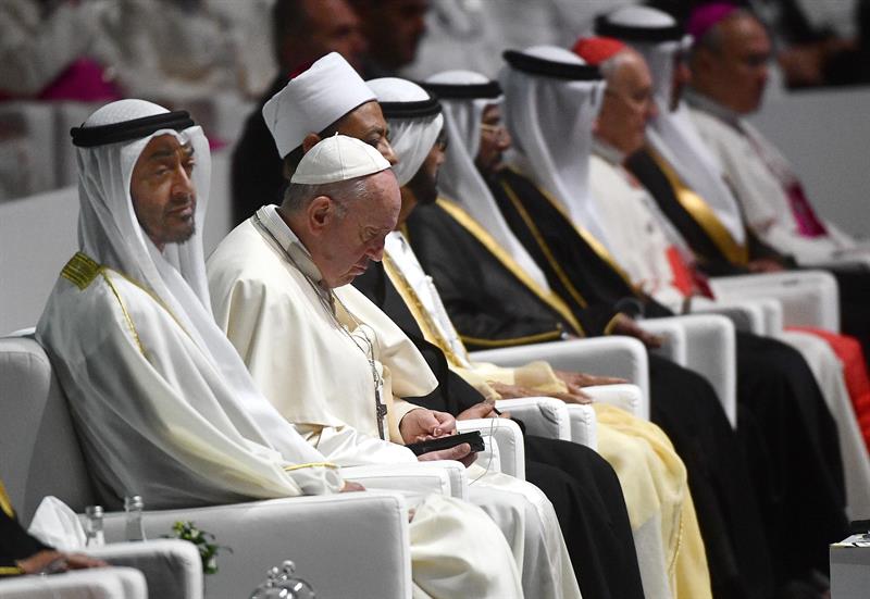 El Papa Francisco con el príncipe heredero de Abu Dabi, Mohammed bin Zayed al Nahyan y el gran imán de Al Azhar, Ahmed al Tayeb, líder de la institución de referencia del islam suní, en Abu Dabi (Emiratos Árabes Unidos). EFE/LUCA ZENNARO
