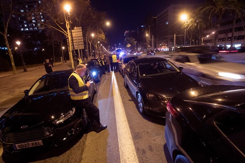 Concentración de vehículos VTC en la Avenida Diagonal, en Barcelona. EFE
