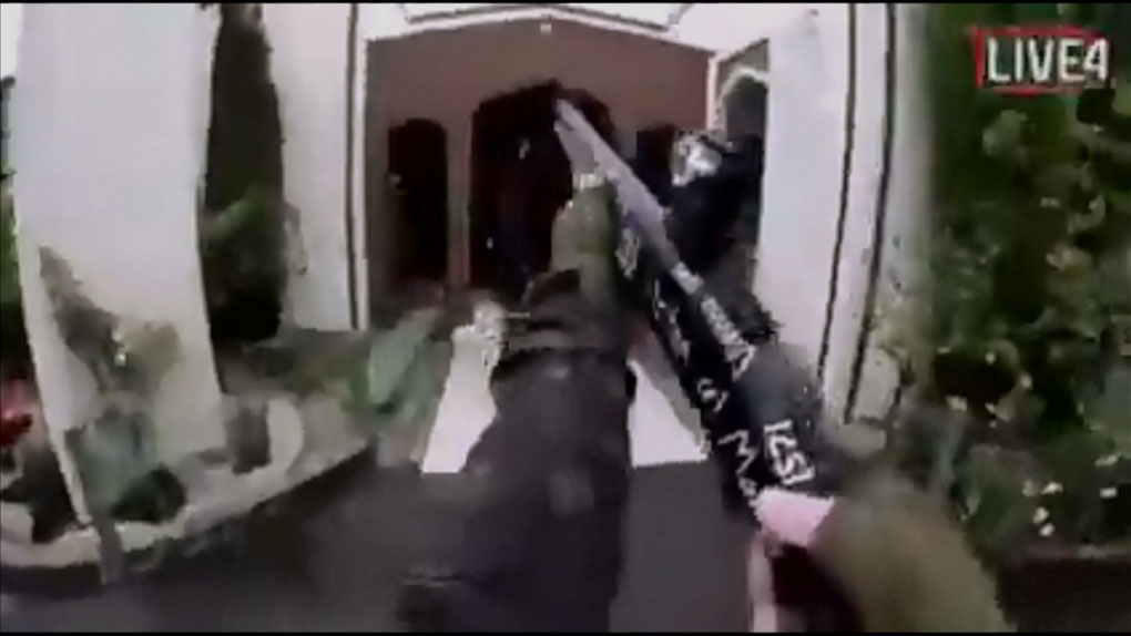 Imagen del video que circula en las redes sociales de uno de os atacantes de una  mezquita en Christchurch, Nueva Zelanda. REUTERS