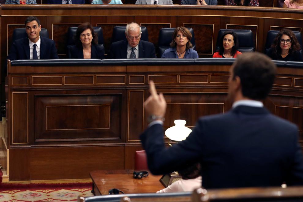 El líder del PP, Pablo Casado (de espaldas), interviene en la sesión de control del Congreso. Al fondo, el presidente Pedro Sanchez. EFE