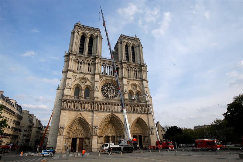 Vista de la Catedral de Notre Dame tras una ceremonia en el ayuntamiento en París. EFE/ Michel Euler