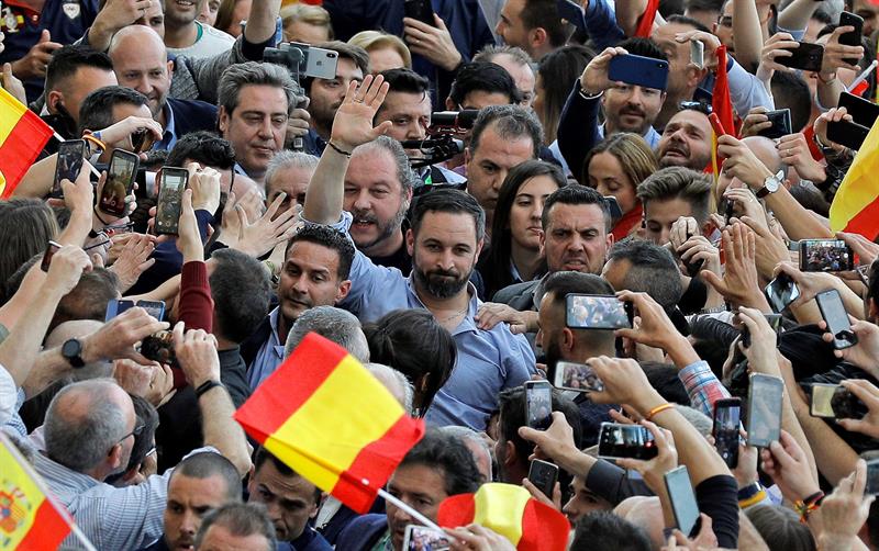 El presidente de Vox, Santiago Abascal, rodeado de sus militantes y simpatizantes, en el mitin de la campaña del 28-A celebrado en el Museo de las Ciencias de Valencia. EFE/Manuel Bruque