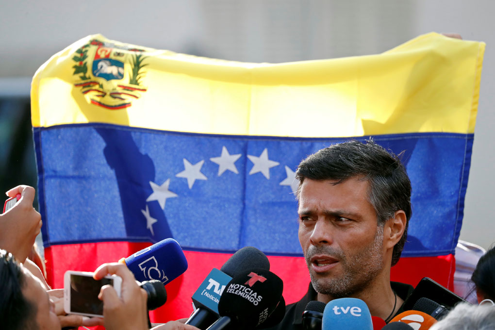 El líder opositior venezolano Leopoldo Lopez realiza unas declaraciones a los medios a las puertas de la residencia del embajador español en Caracas.. REUTERS/Carlos Garcia Rawlins