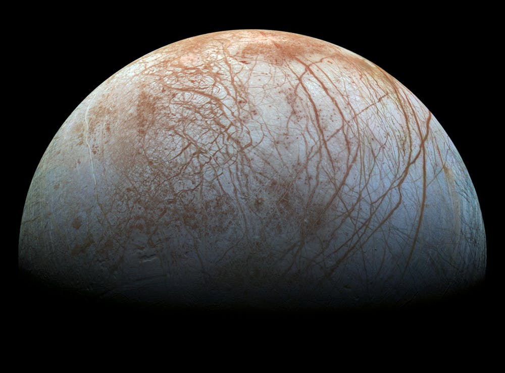 Europa, satélite natural de Júpiter, está compuesto principalmente por silicatos y tiene una corteza de hielo de agua . Cuenta con una leve atmósfera de oxígeno, entre otros gases. Su superficie estriada es la más lisa de los objetos conocido del sistema solar. NASA/JPL-Caltech/SETI Institute