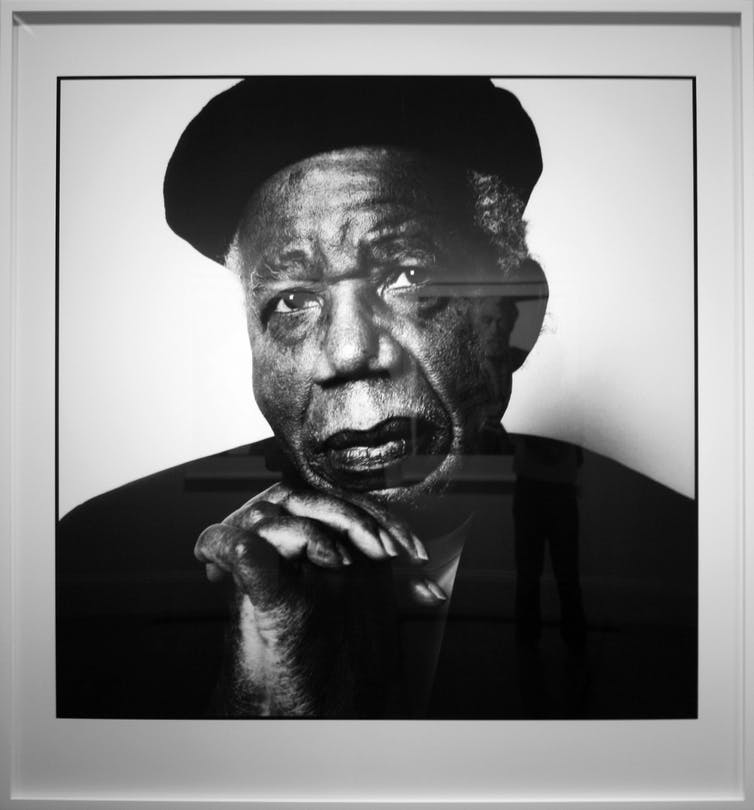 Retrato de Chinua Achebe por Steve Pyke (2008) New Yorker, CC BY-SA