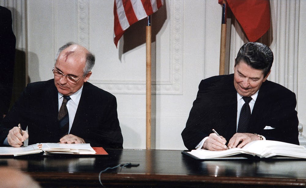 Mijaíl Gorbachov (izquierda) y Ronald Reagan (derecha) firmando el Tratado INF. The Ronald Reagan Library/Wikimedia Commons