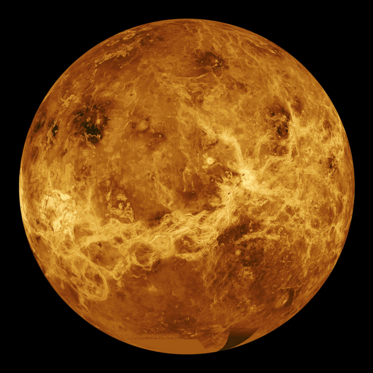 La longitud de onda visible no es capaz de penetrar la gruesa capa de nubes que cubre Venus. En su lugar se necesita el radar para ver la superficie desde el espacio. Este es un mosaico global de imágenes de radar del planeta, compilado con datos enviados por la misión Magallanes. SSV/MIPL/MAGELLAN TEAM/NASA