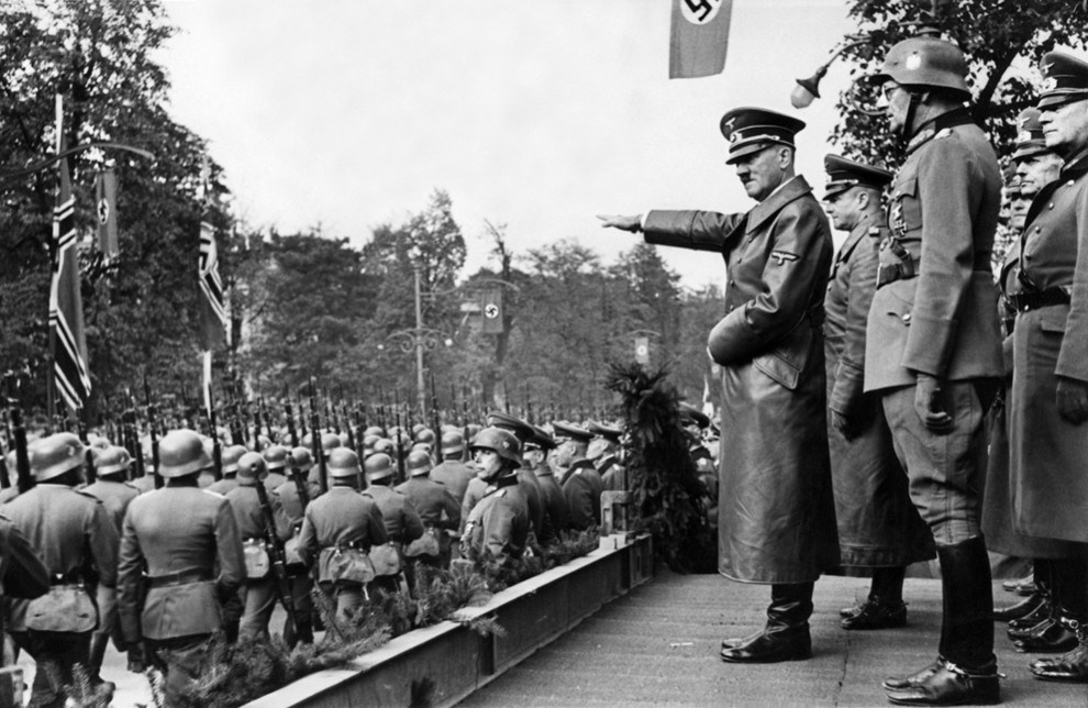 Adolf Hitler saluda a las tropas alemanas durante un desfile en Viena, Austria, su país de origen.