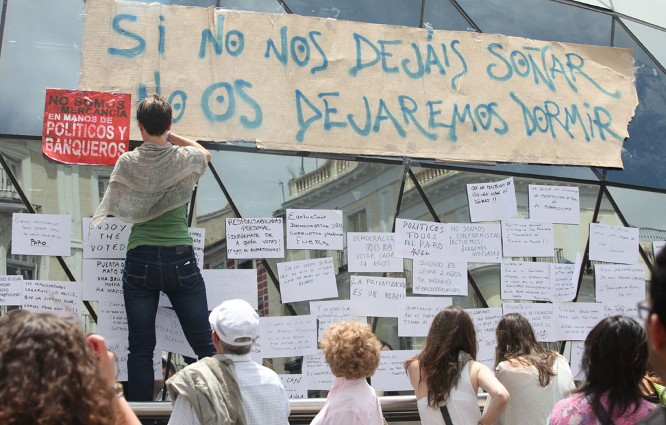 Pancartas y carteles en la entrada del Metro en la Puerta del ol durante la concentración del 15-M. PÚBLICO