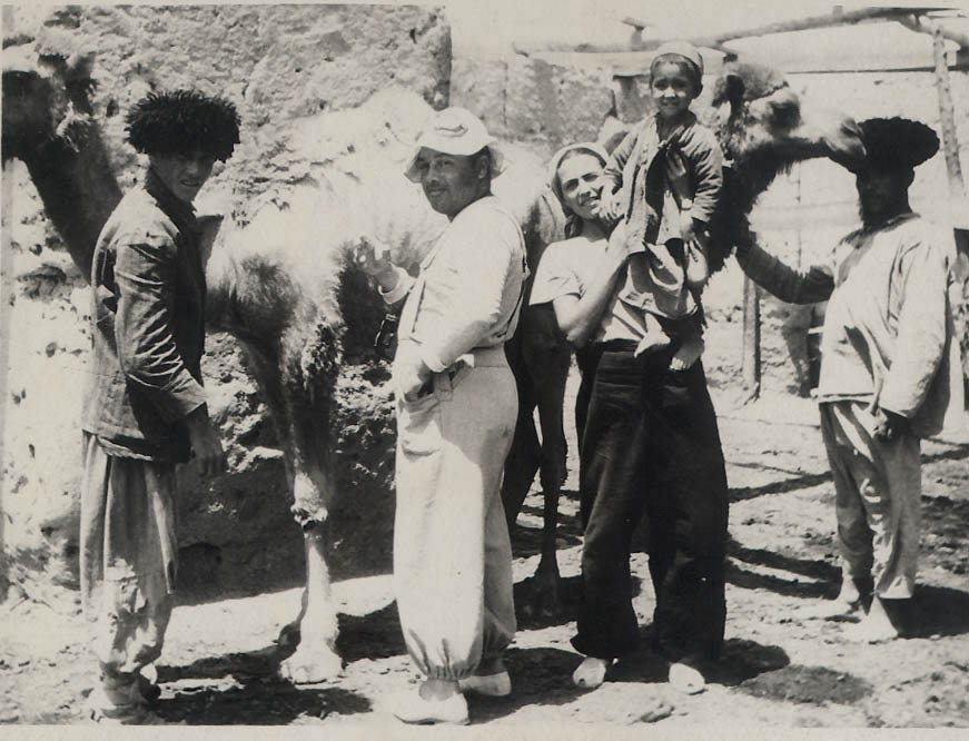 Vicenta Llorente (sostiene en brazos al hijo de un nativo) durante una expedición científica por el desierto de Karakum (Turkmenia), recogiendo parásitos de los camellos. Junto a ella, aparece el médico Emilio Kerbabayev. Imagen proporcionada por José Ignacio López-Colón.
