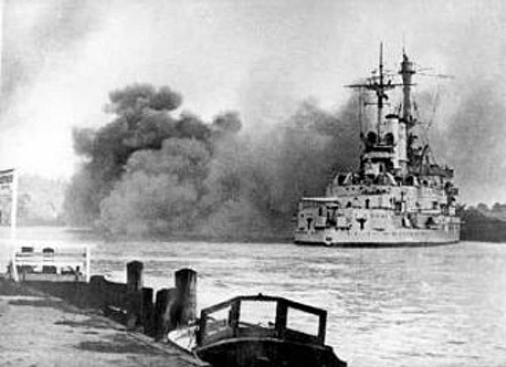 El acorazado Schleswig-Holstein bombardeando Polonia en septiembre de 1939. Wikimedia Commons