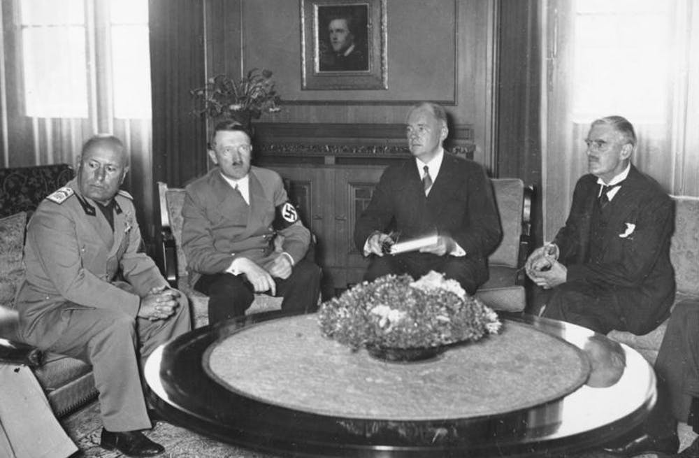 Acuerdos de Múnich. De izquierda a derecha: Benito Mussolini, Adolf Hitler, Paul Otto Schmidt y Neville Chamberlain. German Federal Archive / Wikimedia Commons, CC BY-SA