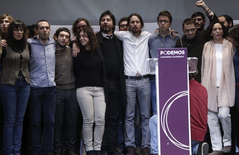 Foto de archivo de 2014, del líder de Podemos, Pablo Iglesias, con algunos de los miembros del Consejo Estatal Ciudadano elegido en la asamblea conocida como Vistalegre I. EFE/Chema Moya