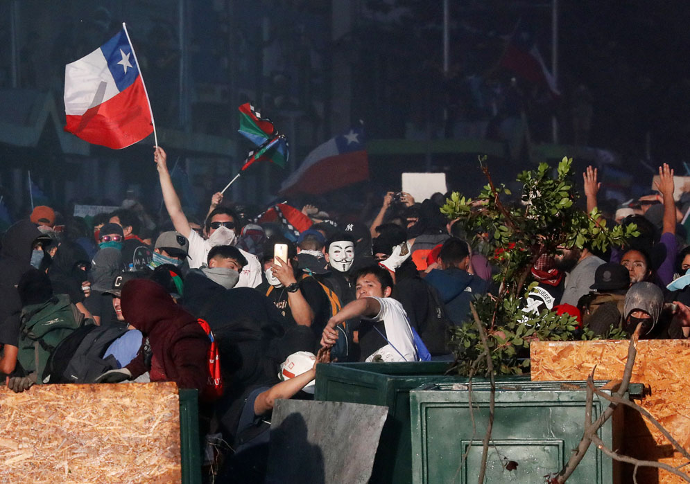 Un manifestante enarbola una bandera durante las manifestaciones contra el gobierno de Sebastián Piñera en Santiago de Chile. REUTERS/Henry Romero