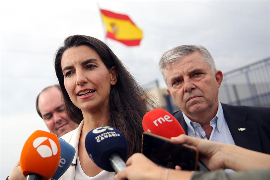 La presidenta del Vox en Madrid, Rocío Monasterio, realiza unas declaraciones a los medios en Tenerife. EFE/ Cristóbal García