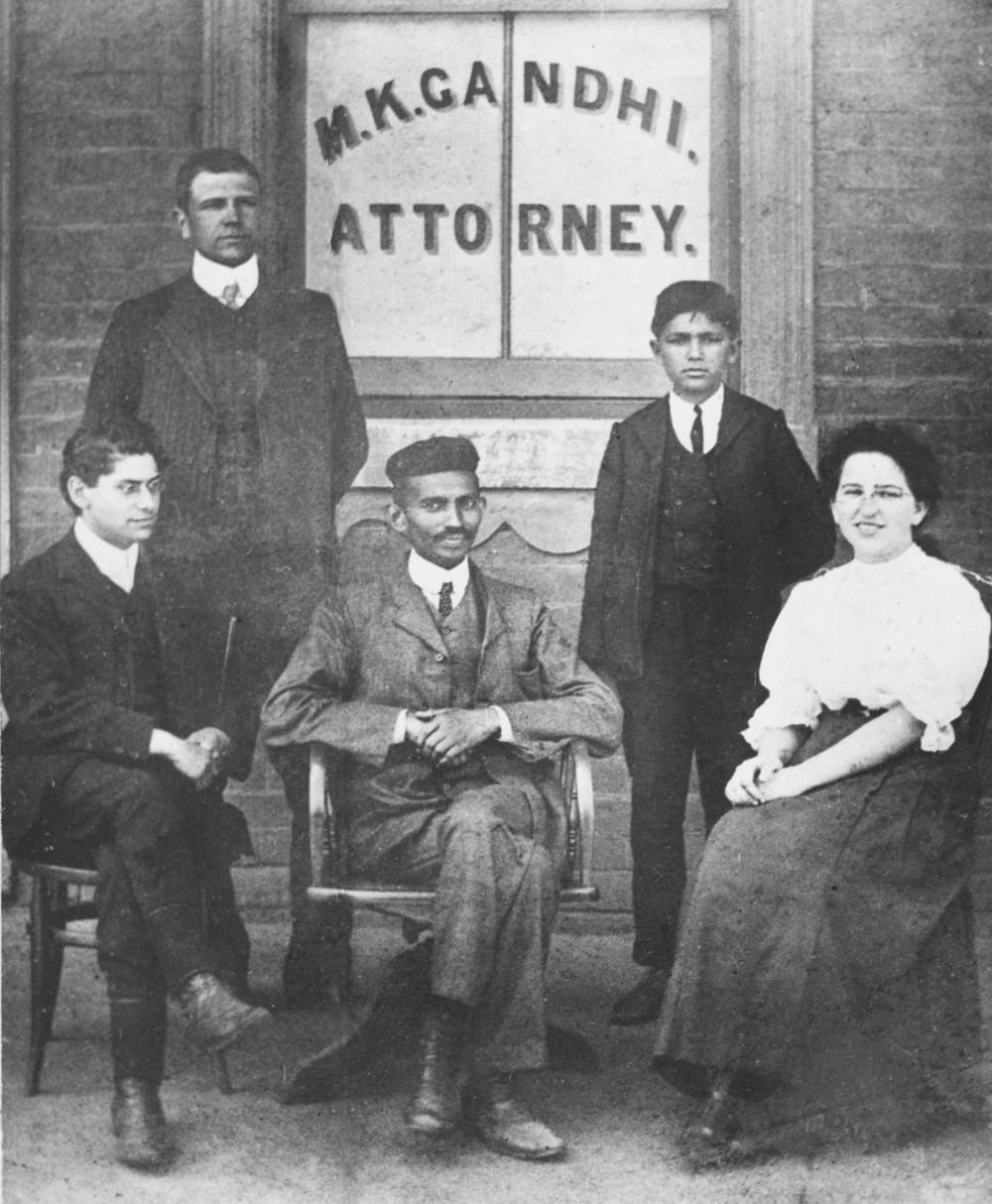 Gandhi, en el centro, en su bufete de abogados en Johannesburgo (Sudáfrica) in 1902. AP Photo