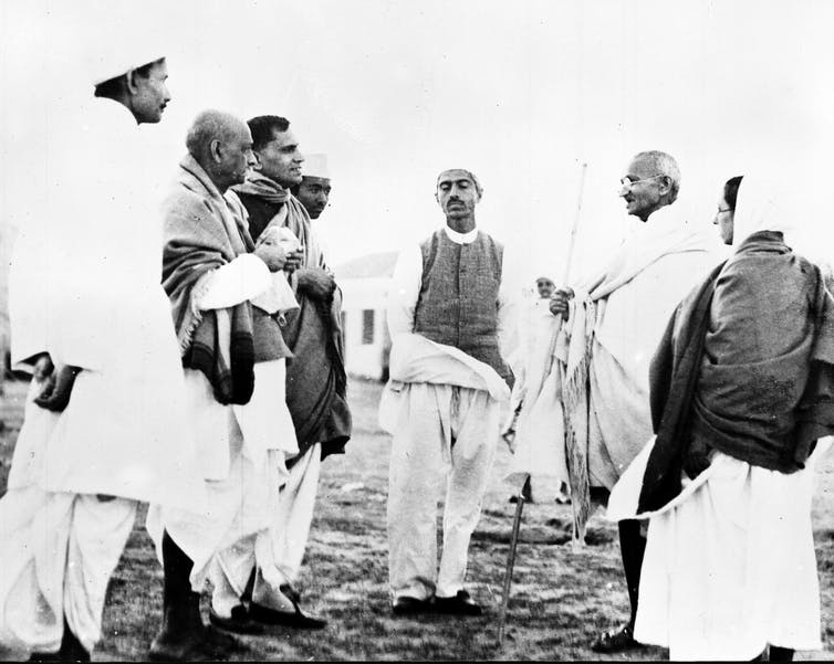 Gandhi mantuvo frecuentes conversaciones con destacados empresarios industriales como Jagal Kishore Birla (a la izquierda), del Grupo Birla. AP Photo