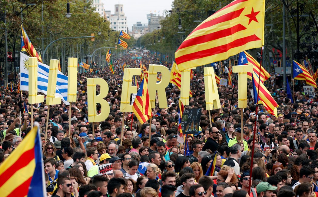 Participantes en las Marchas por la Libertad, en el Paseo de Gracia, de Barcelona. REUTERS/Albert Gea