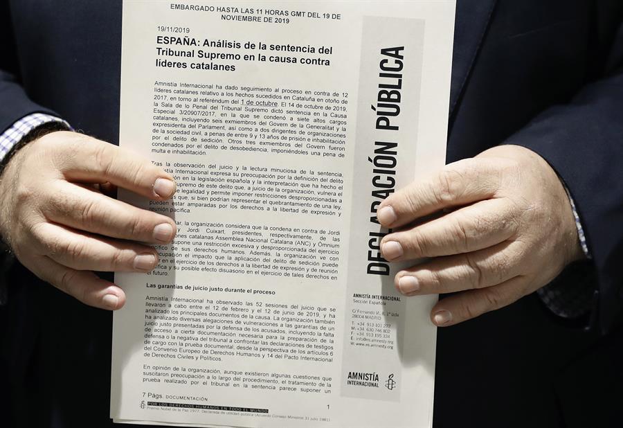 El director de Amnistía Internacional España, Esteban Beltrán, sostiene el informe de la ONG que cuestiona las penas de prisión impuestas a los políticos y líderes de entidades independentistas por el caso del 'procés'. EFE/ Andreu Dalmau
