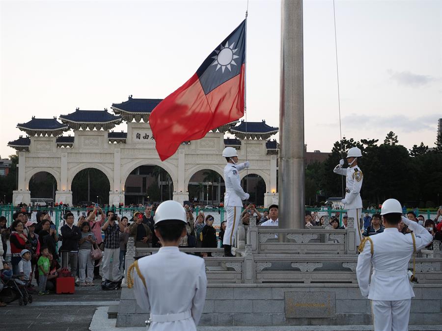 Ceremnia del izado de bandera en la Plaza de la Libertad de Taipei, la capital de Taiwan. EFE/EPA/HENRY LIN