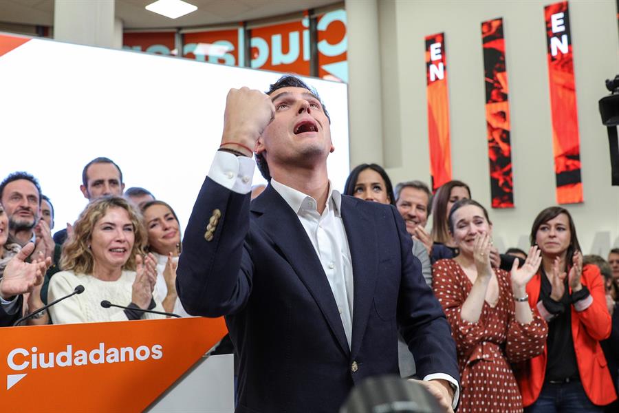 El presidente de Ciudadanos, Albert Rivera, durante su comparecencia este lunes en la sede del partido, en Madrid, en la que ha anunciado su dimisión como líder de la formación naranja tras los resultados de las elecciones del 10-N. EFE/Rodrígo Jiménez