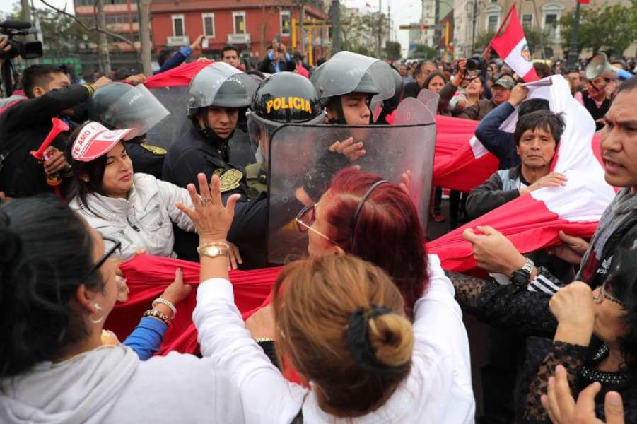 Cientos de personas protestan en Lima contra la disolución del Congreso peruano. EFE