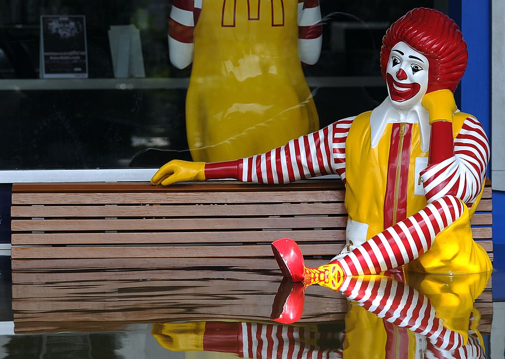 Una figura de Ronald McDonald en el exterior de un restaurante de la cadena de comida rápida en Bangkok. AFP