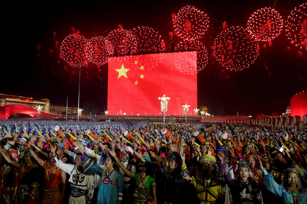Fuegos artificiales en la Plaza, en la gala gala nocturna conmemorativa del 70 aniversario de la fundación de la República Popular de China, en Pekín. REUTERS / Jason Lee