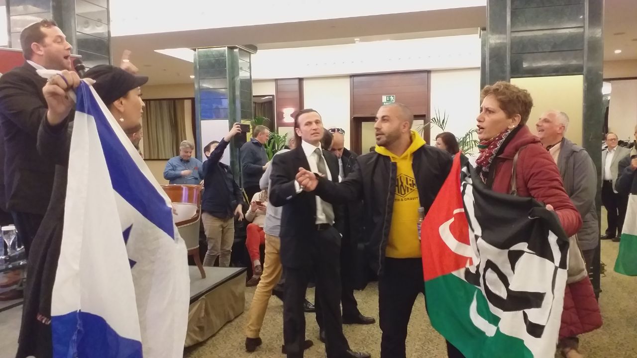 Los activista por los DDHH en Palestina se enfrentan a simpatizantes pro-israelíes durante el acto de Vox.
