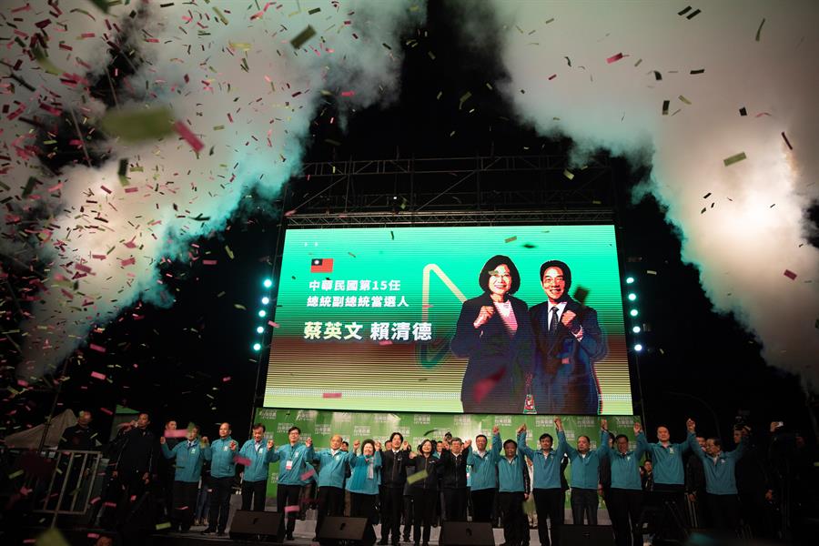 La presidenta de Taiwán, Tsai Ing-wen (c), celebra su triunfo en las elecciones del pasado fin de semana al frente del gobernante Partido Democrático Progresista. EFE / EPA
