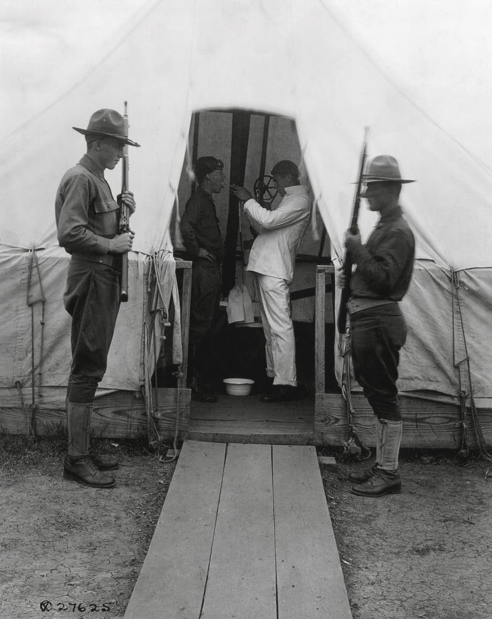 Soldado norteamericano se rocía la garganta para prevenir la gripe durante la pandemia de gripe Everett Historical / Shutterstock