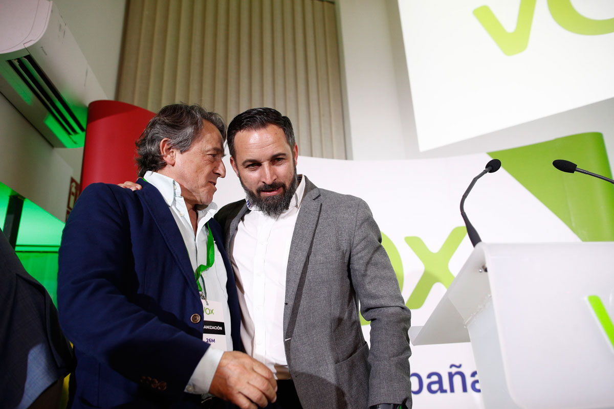 Hermann Tertsch con el presidente de Vox, Santiago Abascal, la noche electoral del 26-M. E.P./Eduardo Parra