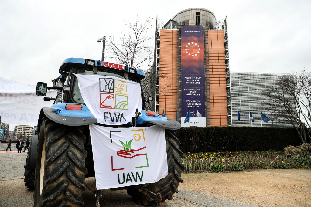 Manifestación de agricultores y ganaderos, concentrador en la Plaza Schuman, de Bruselas, junto a Edificio Berlaymont, de la Comisión Europea. AFP/Aris Oikonomou / AFP