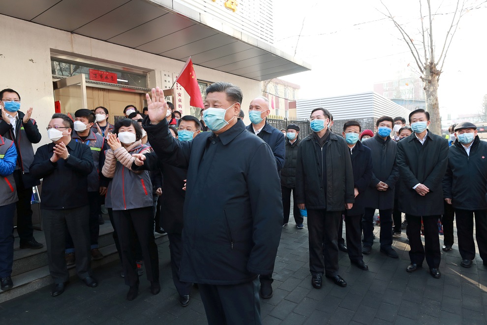 El presidente chino, Xi Jinping (con máscara, como el resto de las personas), en un centro de investigación sobre el coronavirus, en Pekín. REUTERS
