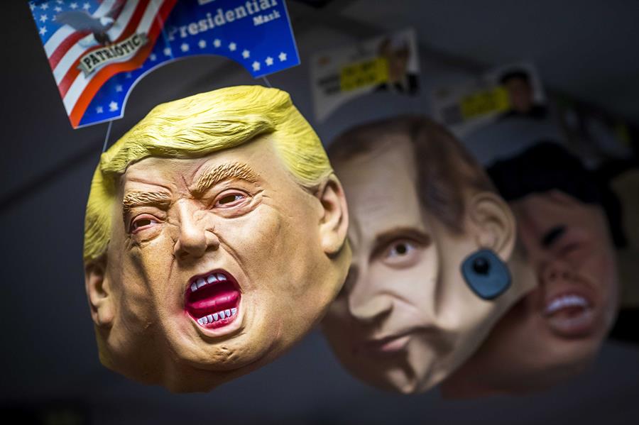 Una máscara de Donald Trump, entre otras para el carnaval, en un puesto en la localidad nolandesa de Maastricht. EFE/EPA/MARCEL VAN HOORN