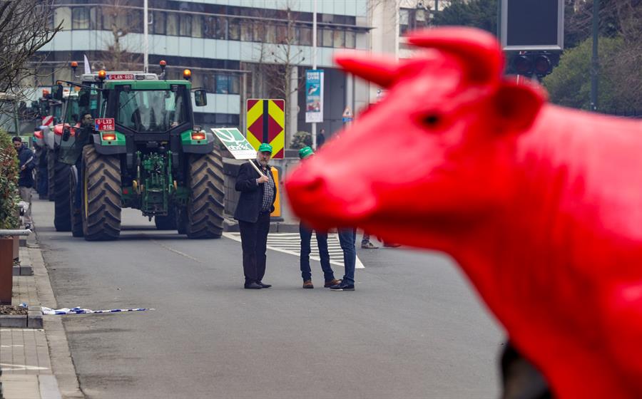 Agricultores protestan en el barrio Europeo de Bruselas, con motivo de la cumbre de la UE para intentar acercar posiciones sobre el presupuesto comunitario entre 2021 y 2027. EFE/ Olivier Hoslet