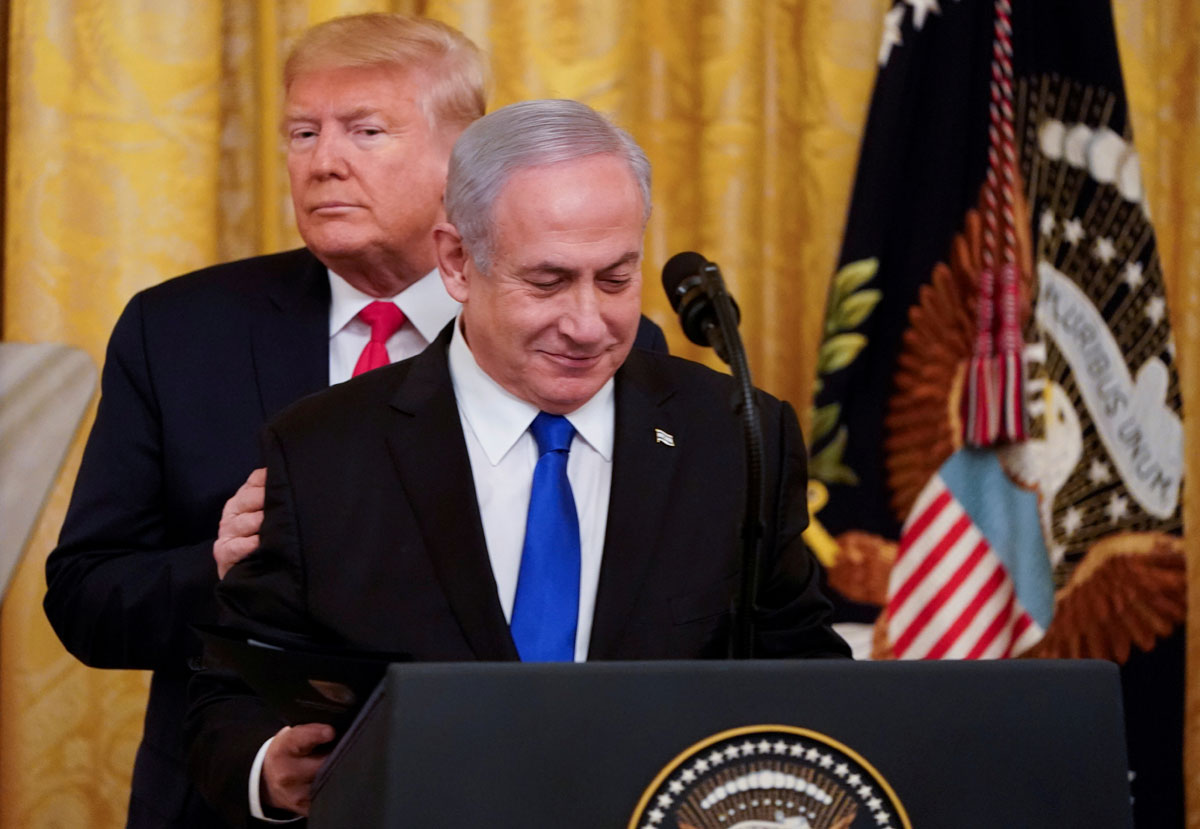 El presidente de EEUU, Donald Trump, juna al primer ministro israelí, Benjamin Netanyahu, en la Casa Blanca tras presentar su propuesta de plan de paz para Oriente Medio. REUTERS / Joshua Roberts