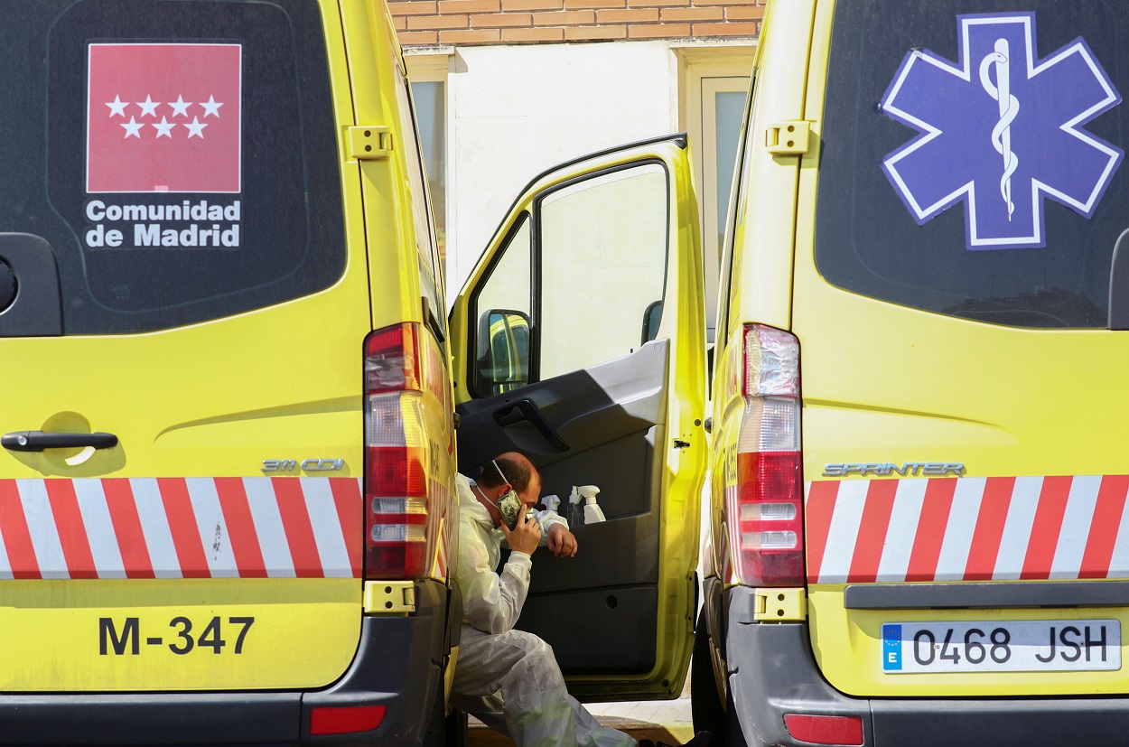Un conductor de ambulancia habla por su móvil en un descando, en Emergencias del Hospital 12 de Octubre de Madrid. REUTERS/Sergio Perez