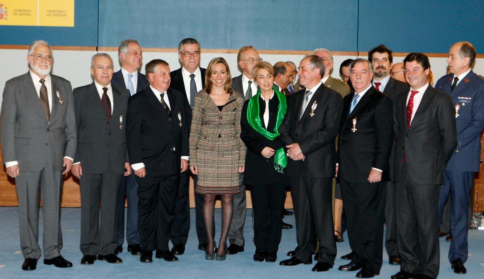 Restituto Valero, detrás de la entonces ministra de Defensa, Carme Chacón, junto con el resto de miembros de la Unidad Militar Democrática, condecorados por el Gobierno en febrero de 2010.