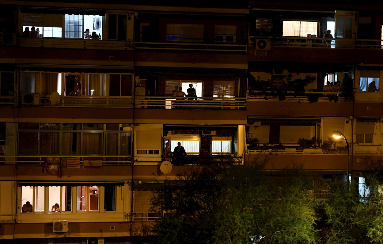 Vecinos de Vallecas, en Madrid, aplauden desde las ventanas de sus viviendas secundando la convocatoria hecha en las redes sociales para hacer un homenaje a todo el personal sanitario que está trabajando para combatir el coronavirus . EFE/Víctor Lerena