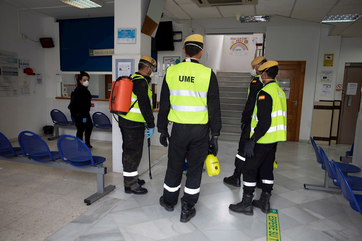 Efectivos de la Unidad Militar de Emergencias (UME) participan en labores de desinfección e información en un Centro de Atención Primaria en Motril, Granada. EFE/Miguel Paquet