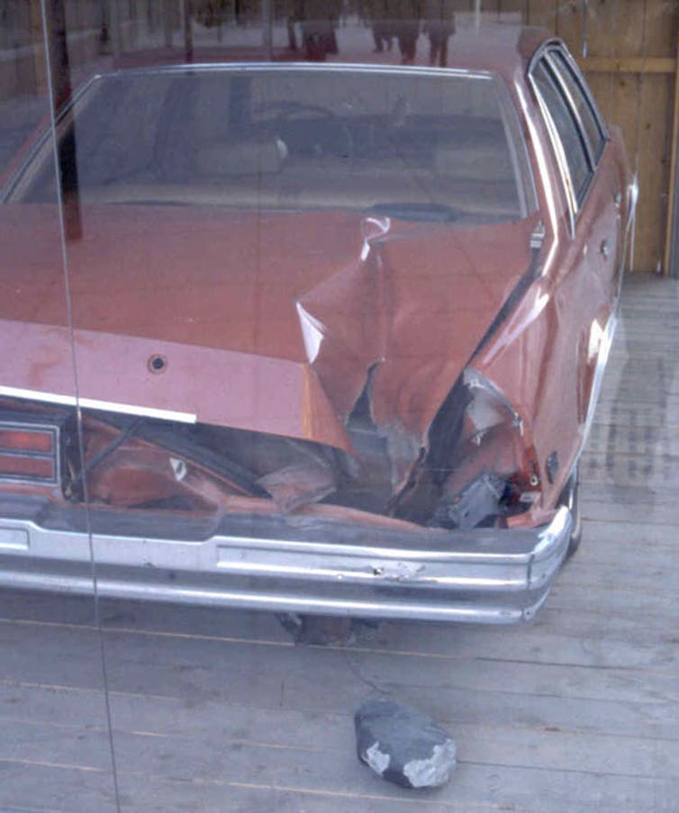 En 1992, el meteorito Peekskill, fotografiado al pie del parachoques trasero, golpeó el automóvil de la fotografía. La espectacular bola de fuego cruzó varios estados de Estados Unidos durante sus cuarenta segundos de gloria antes de aterrizar en Peekskill, Nueva York. NASA