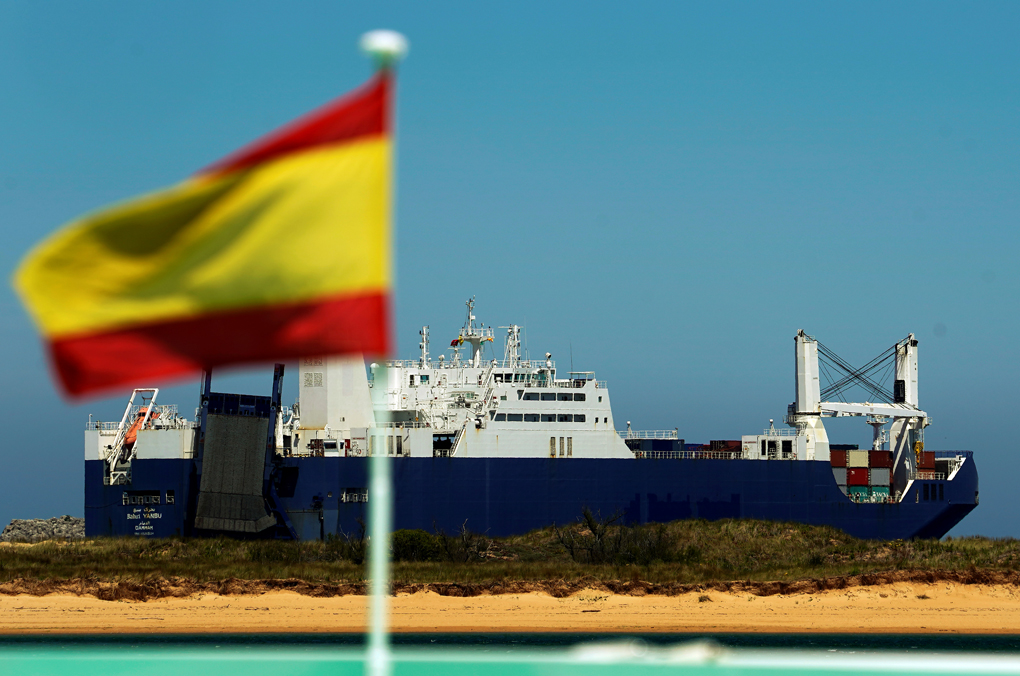 El buque de carga saudí Bahri-Yanbu, a su salida del puerto de Santander en mayo pasado. REUTERS / Vincent West