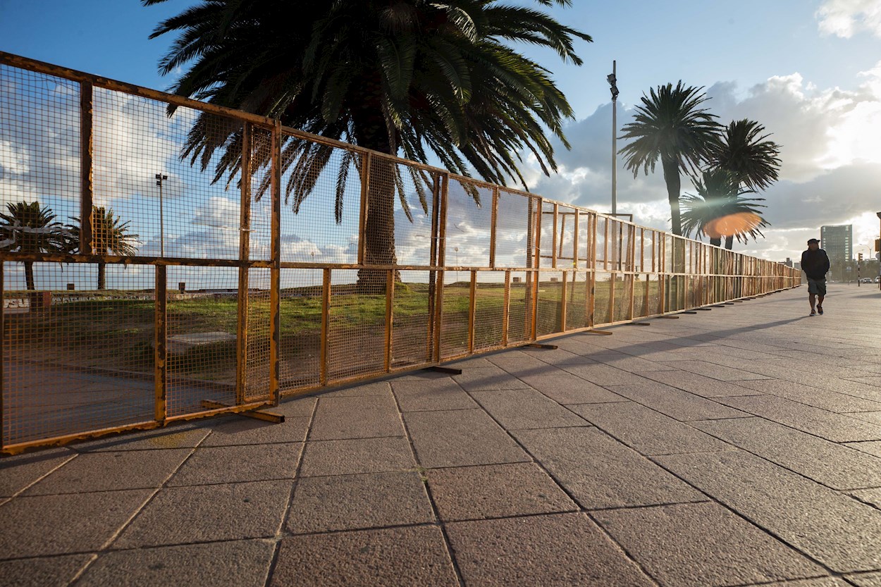 Una playa cerrada en Montevideo (Uruguay), dentro de medidas adoptadas para enfrentar el covid-19. EFE/Raúl Martínez